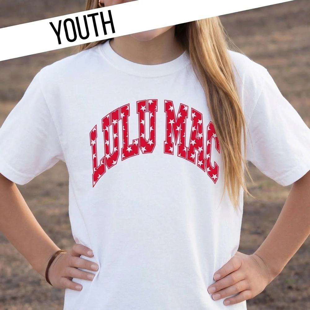 LULU MAC WHITE YOUTH COMFORT COLOR TEE W/RED LETTERS