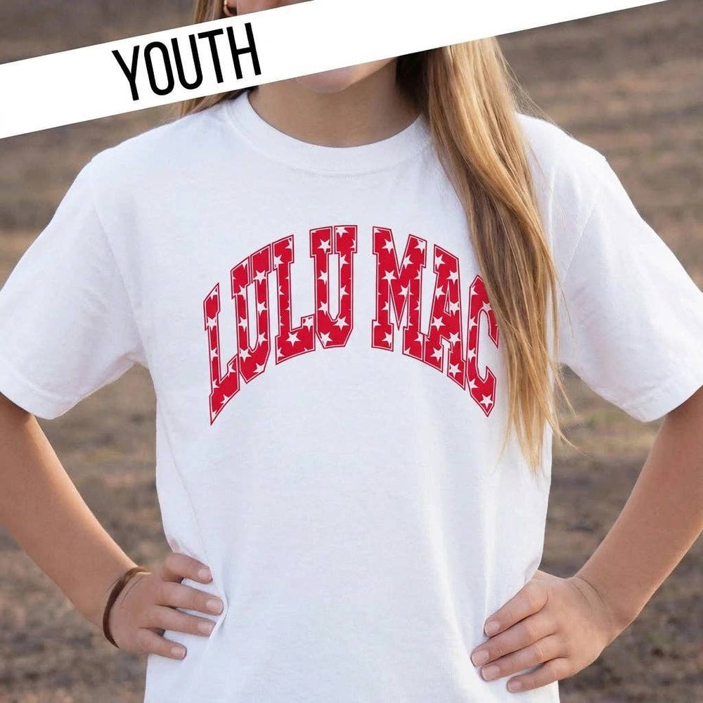 LULU MAC WHITE YOUTH COMFORT COLOR TEE W/RED LETTERS